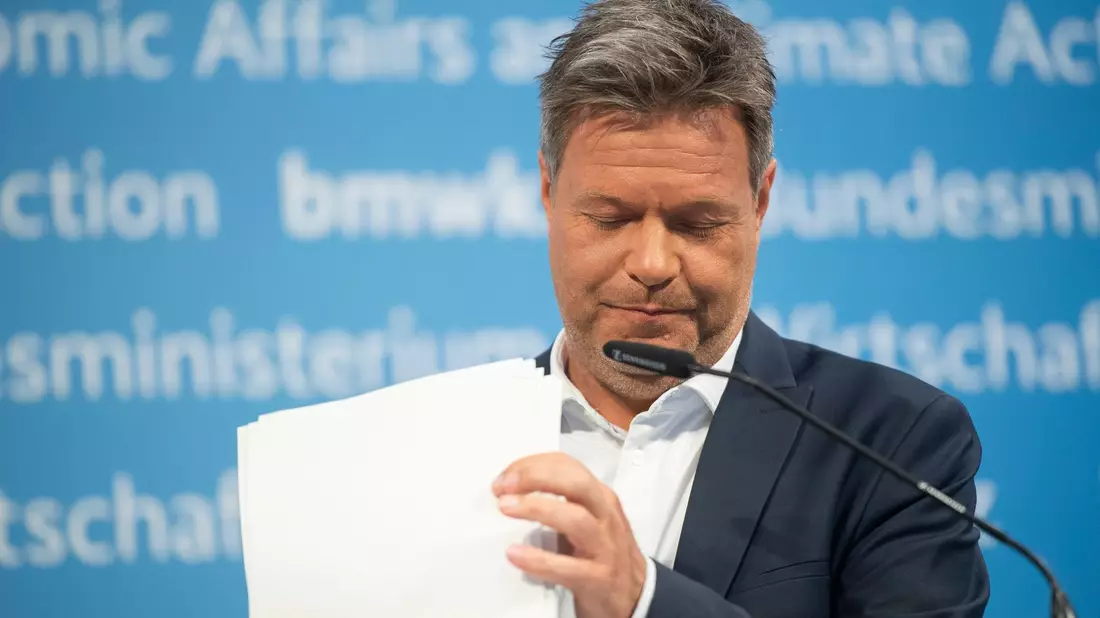 Im seinem Wahlkreisbüro in Flensburg ist ein Umschlag mit weißem Pulver eingegangen: Bundeswirtschaftsminister Robert Habeck. - Bild: Christophe Gateau/dpa