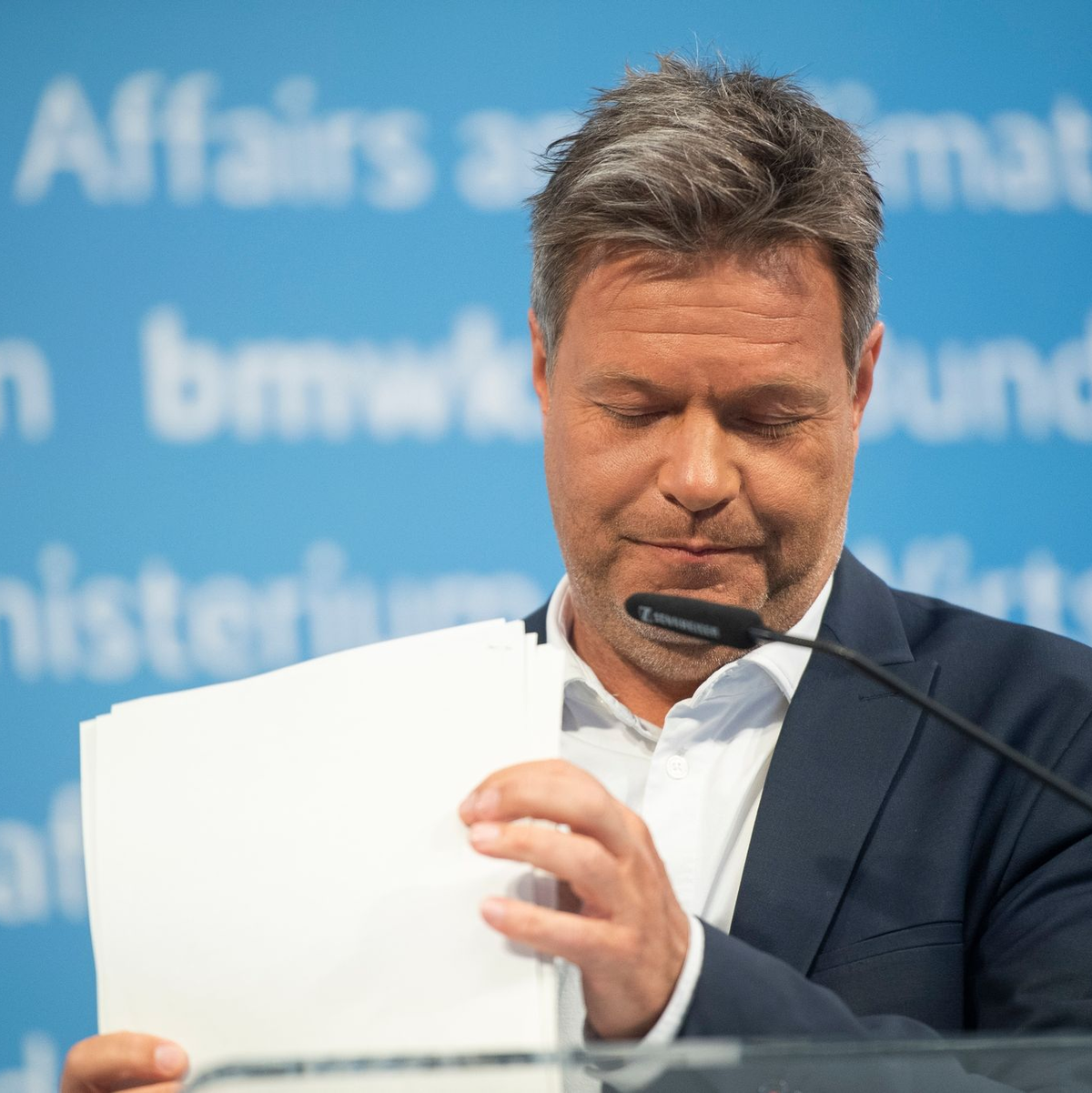 Vizekanzler Robert Habeck fand beim Demokratiefest in Berlin deutliche Worte für das Vorgehen Israels im Gazastreifen. - Foto: Christophe Gateau/dpa