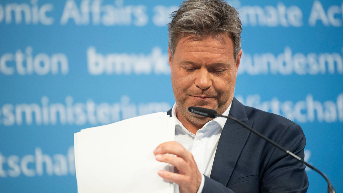 Im seinem Wahlkreisbüro in Flensburg ist ein Umschlag mit weißem Pulver eingegangen: Bundeswirtschaftsminister Robert Habeck. - Foto: Christophe Gateau/dpa