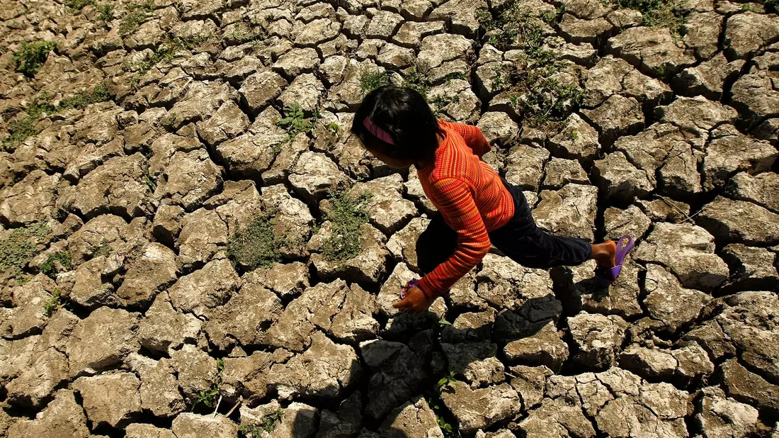 Ein philippinisches Kind läuft in der Provinz Cavite durch einen ausgetrockneten Bewässerungskanal. - Bild: Francis R. Malasig/EPA/dpa