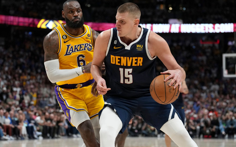 Nuggets-Guard Jamal Murray (M.) steigt zum Dunk hoch. - Foto: Jack Dempsey/AP/dpa