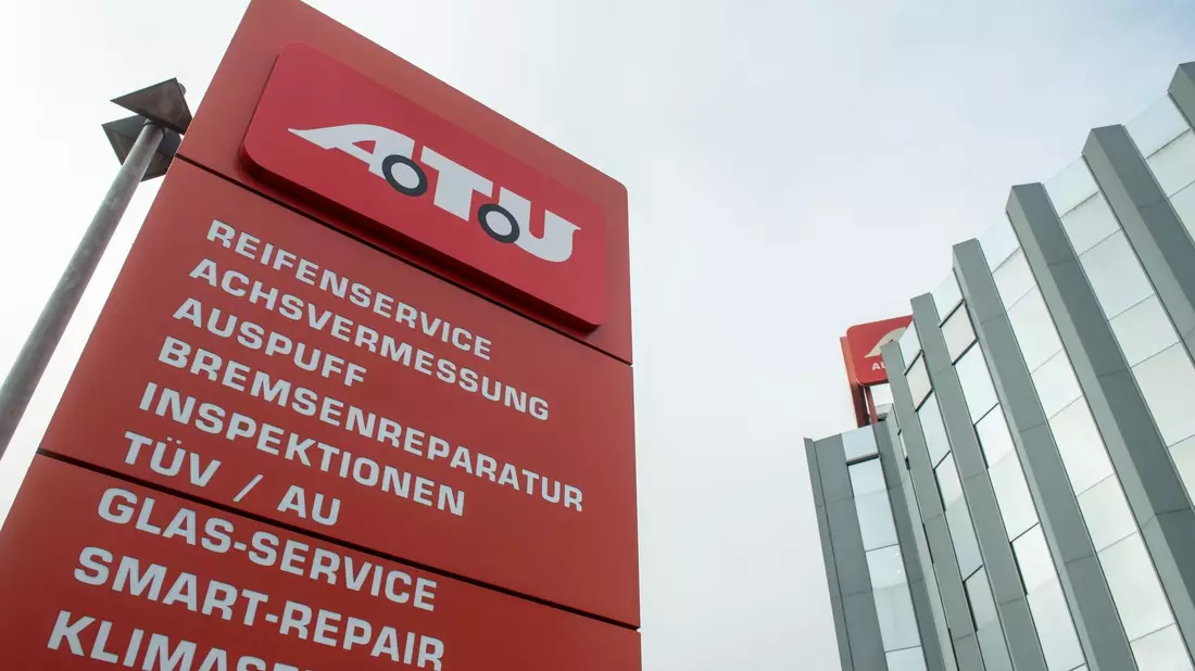 Die Zentrale der Autowerkstattkette ATU in Weiden. Die Firma wurde Opfer eines Cyberangriffs. - Bild: picture alliance / Armin Weigel/dpa