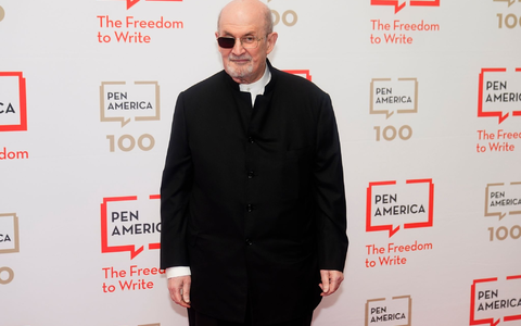 Bereits 2007 wurde Salman Rushdie in Anerkennung seines Lebenswerks in Großbritannien zum Ritter geschlagen. - Foto: Frank Franklin II/AP/dpa