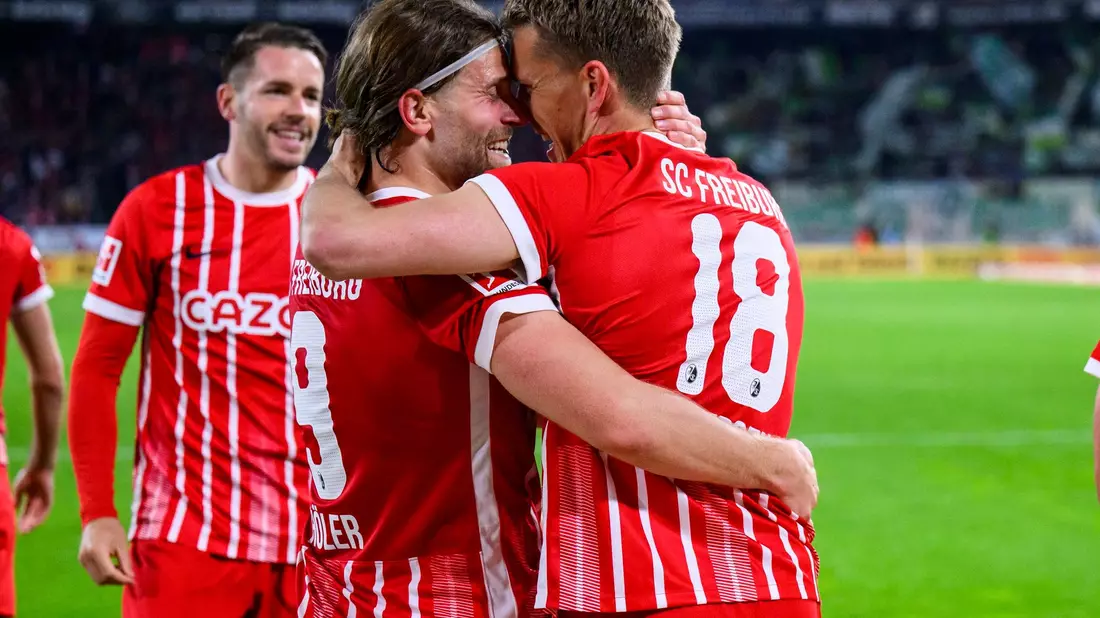 Enttäuschte Gesichter bei Wolfsburgs Kamil Grabara (l.) und Kilian Fischer. - Bild: Tom Weller/dpa
