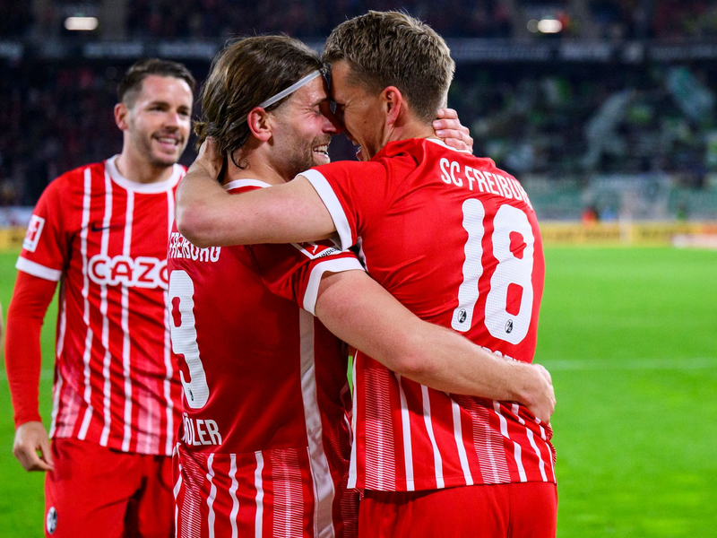 Enttäuschte Gesichter bei Wolfsburgs Kamil Grabara (l.) und Kilian Fischer. - Foto: Tom Weller/dpa