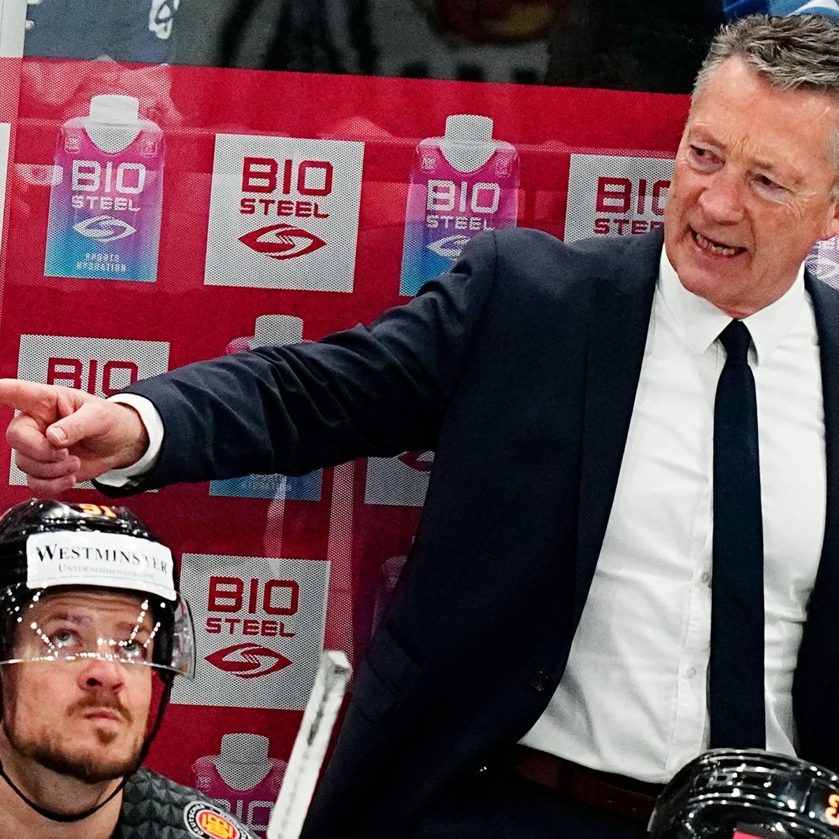 Muss mit seiner Mannschaft im WM-Viertelfinale gegen die Schweiz ran: DEB-Coach Harold Kreis. - Foto: Pavel Golovkin/AP/dpa