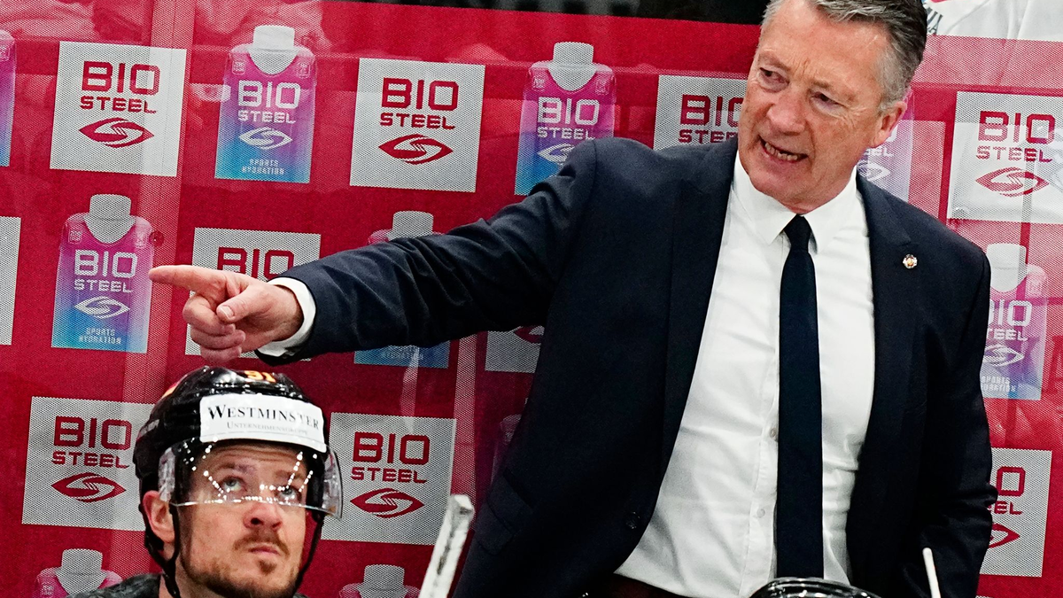 Muss mit seiner Mannschaft im WM-Viertelfinale gegen die Schweiz ran: DEB-Coach Harold Kreis. - Foto: Pavel Golovkin/AP/dpa