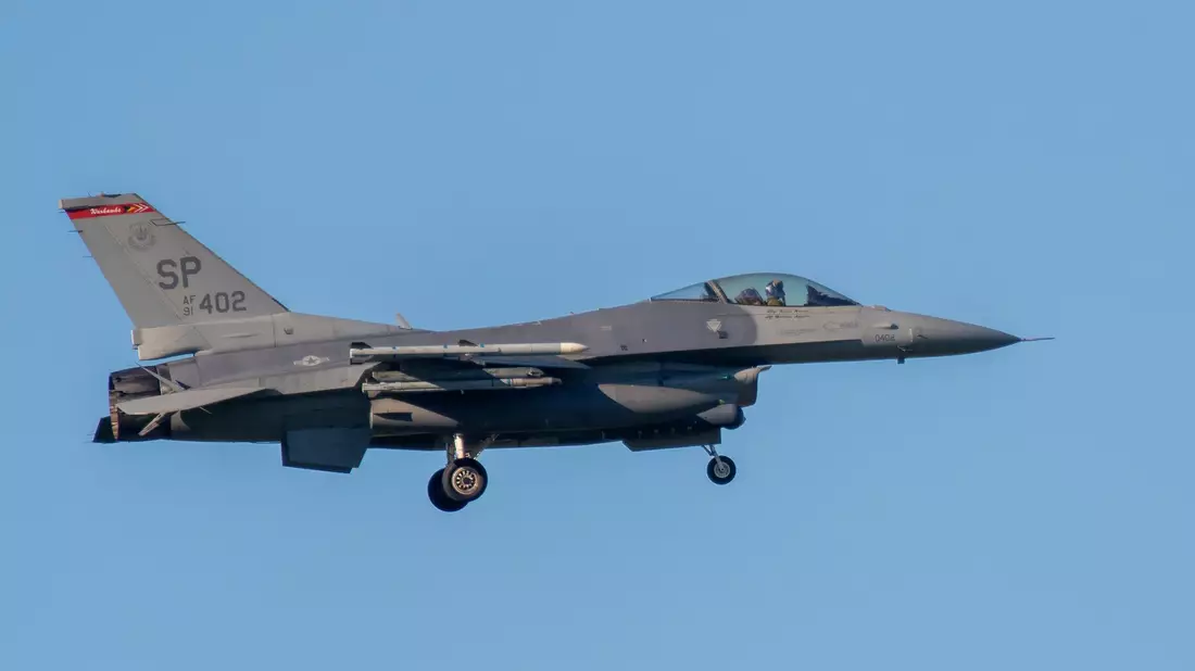 Ein Kampfflugzeug vom Typ F-16 während eines Übungsflugs. - Bild: Harald Tittel/dpa