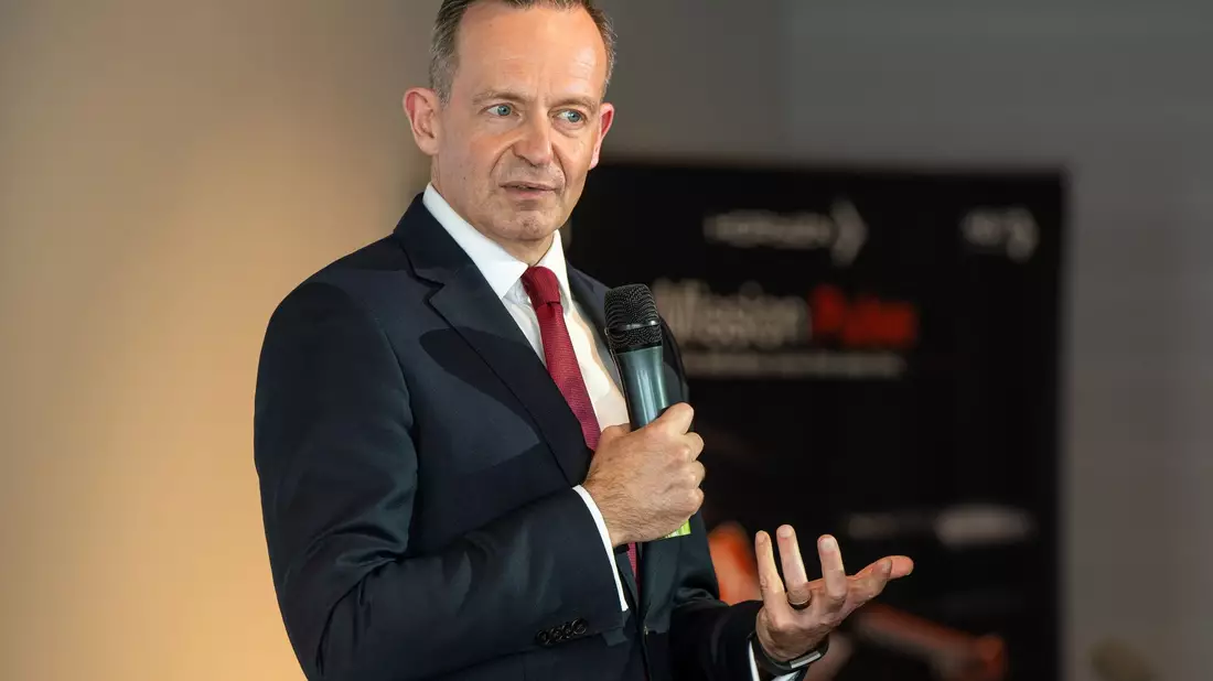 Man müsse sicherstellen, «dass Künstliche Intelligenz uns dient und nicht manipuliert», sagt Digitalminister Volker Wissing. - Bild: Lennart Preiss/dpa