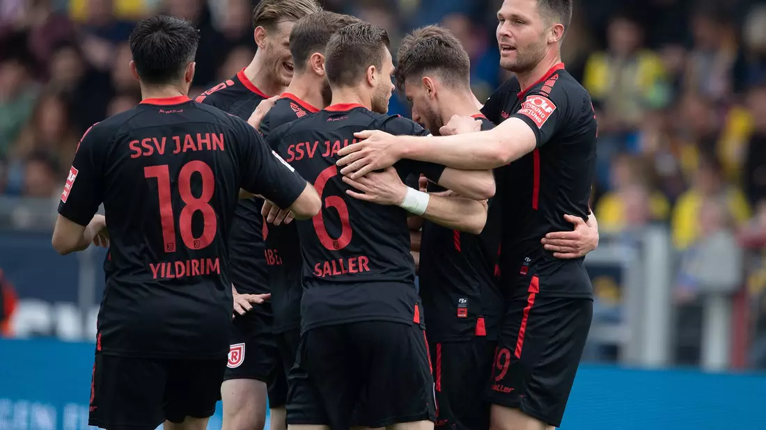 Jamal Musiala (M) jubelt mit Harry Kane (l) nach seinem Tor zum 0:1. - Bild: Swen Pförtner/dpa