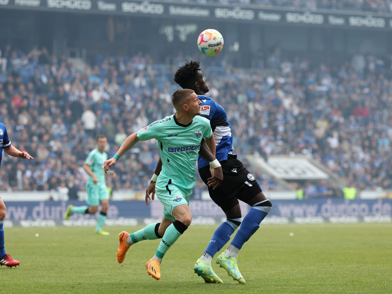 Die Franzosen um Kylian Mbappé (M.) kamen gegen Polen nur zu einem Unentschieden. - Foto: Friso Gentsch/dpa