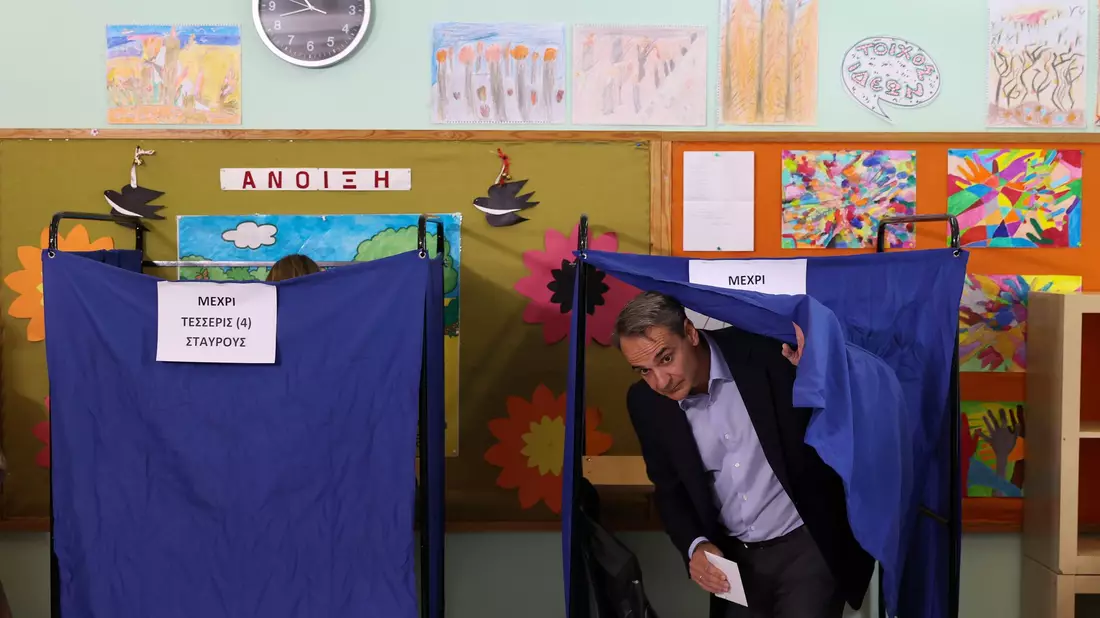 Kyriakos Mitsotakis gibt in einem Wahllokal seine Stimme ab. - Bild: Yorgos Karahalis/AP