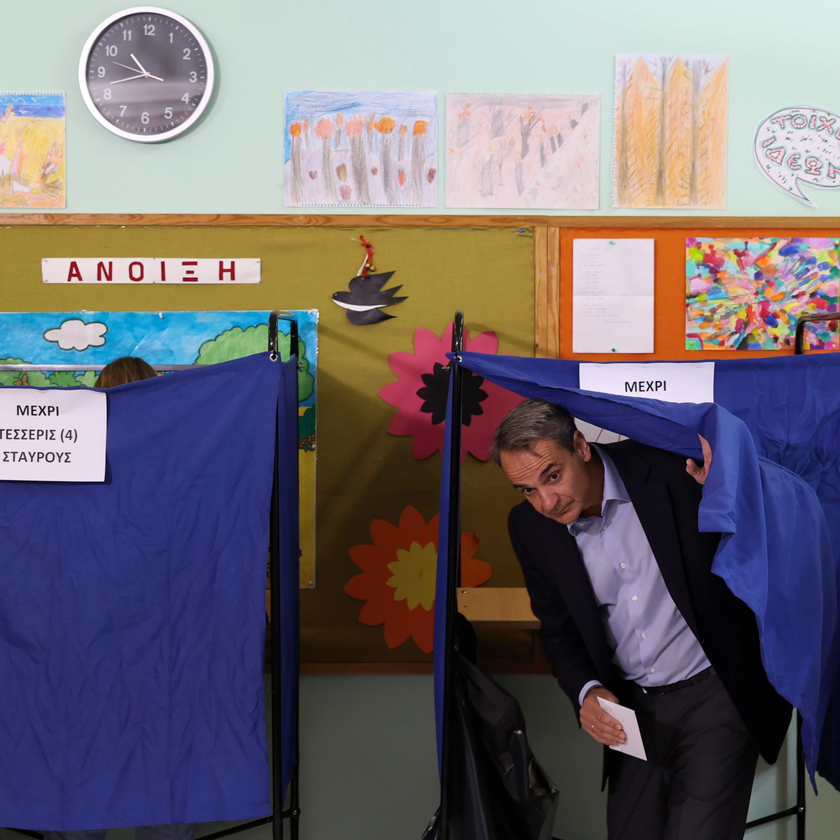 Kyriakos Mitsotakis gibt in einem Wahllokal seine Stimme ab. - Foto: Yorgos Karahalis/AP