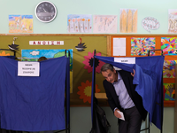 Kyriakos Mitsotakis gibt in einem Wahllokal seine Stimme ab. - Foto: Yorgos Karahalis/AP