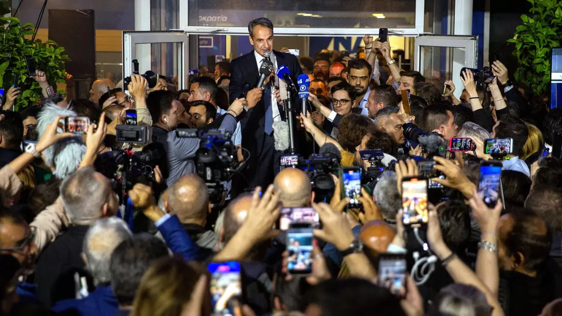 Kyriakos Mitsotakis, griechischer Ministerpräsident und Vorsitzender der Partei Nea Dimokratia (ND, Neue Demokratie), vor der Zentrale seiner Partei in Athen. - Bild: Socrates Baltagiannis/