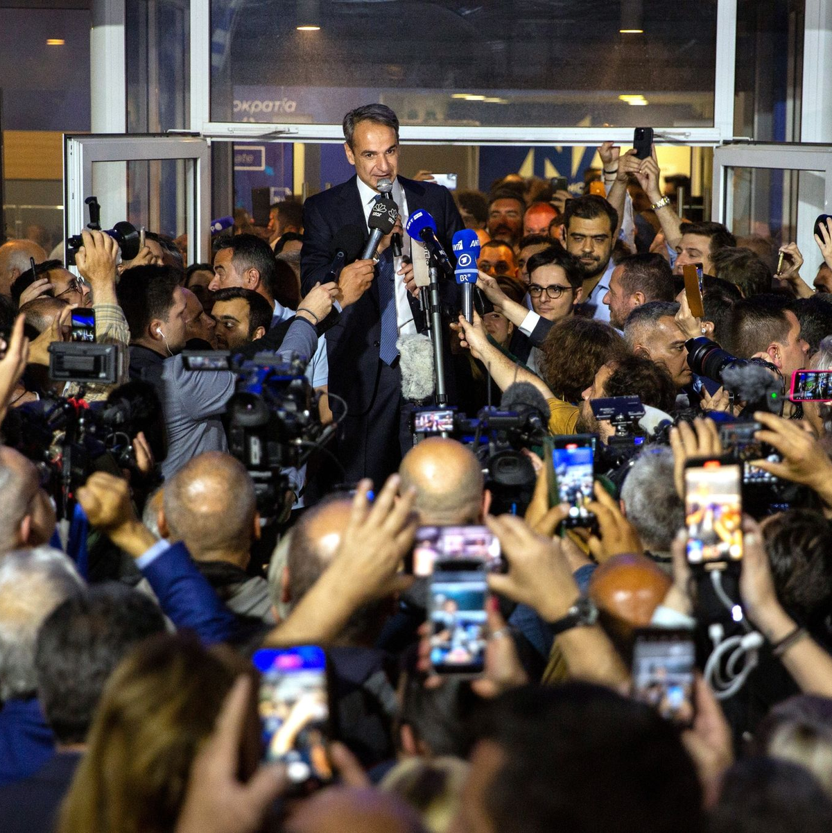 Kyriakos Mitsotakis, griechischer Ministerpräsident und Vorsitzender der Partei Nea Dimokratia (ND, Neue Demokratie), vor der Zentrale seiner Partei in Athen. - Foto: Socrates Baltagiannis/
