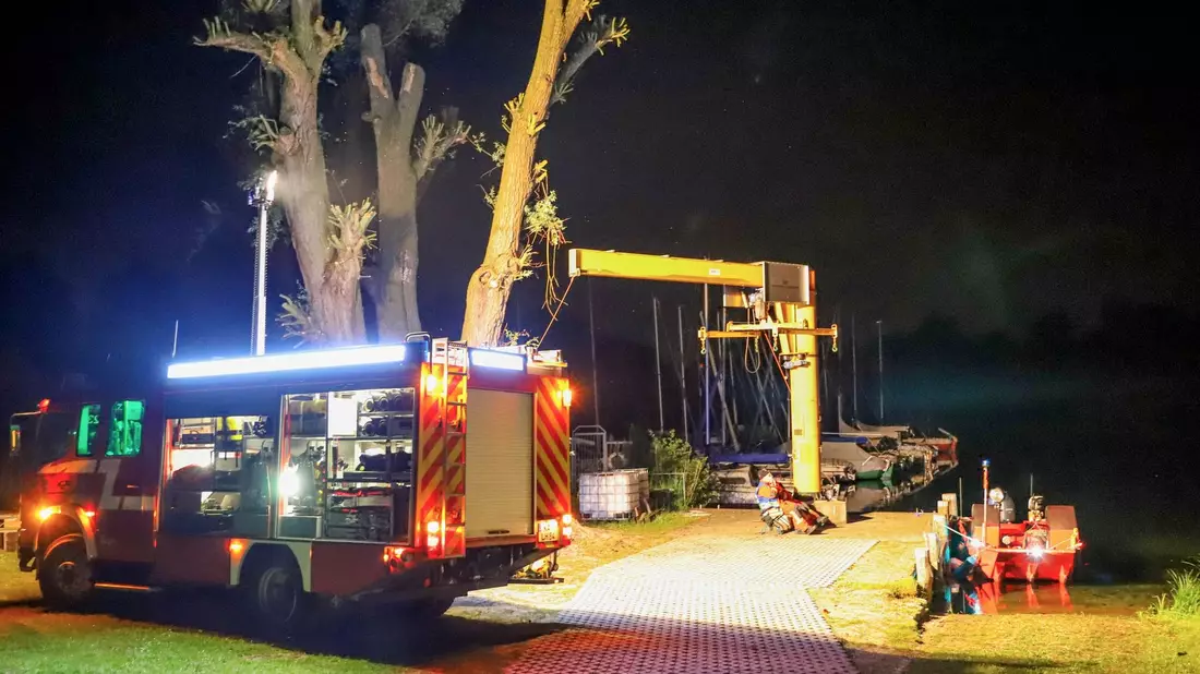 Rettungskräfte der Feuerwehr sind an der Absturzstelle am Baggersee Rohrköpfle im Einsatz. - Bild: Fabian Geier/EinsatzReport24/dpa