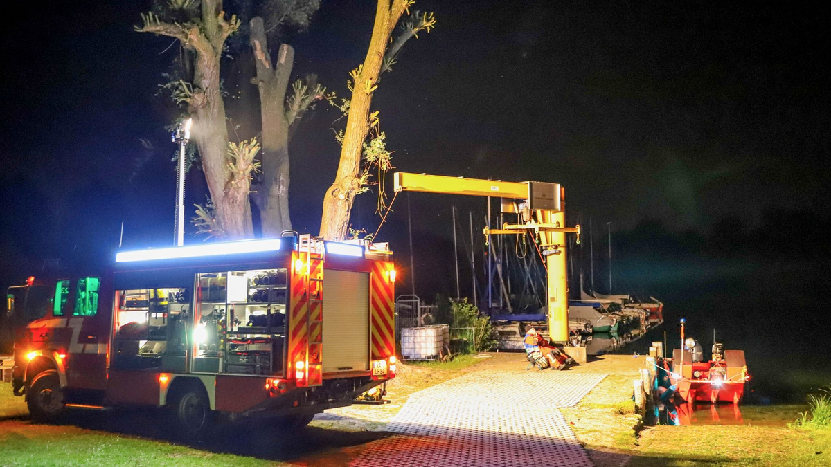Rettungskräfte der Feuerwehr sind an der Absturzstelle am Baggersee Rohrköpfle im Einsatz. - Foto: Fabian Geier/EinsatzReport24/dpa