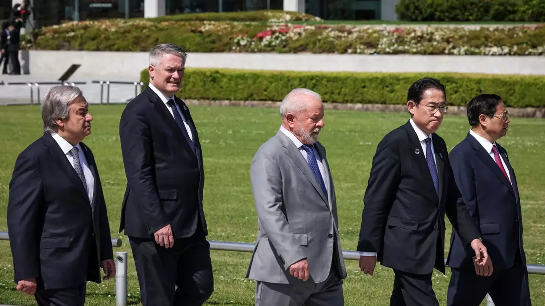 Luiz Inacio Lula da Silva (M) mit anderen Gipfelteilnehmern beim G7-Treffen in Hiroshima. - Bild: Takashi Aoyama/Getty Images Pool via AP/dpa