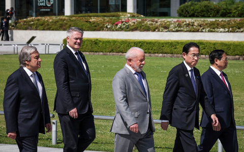 Luiz Inacio Lula da Silva (M) mit anderen Gipfelteilnehmern beim G7-Treffen in Hiroshima. - Foto: Takashi Aoyama/Getty Images Pool via AP/dpa
