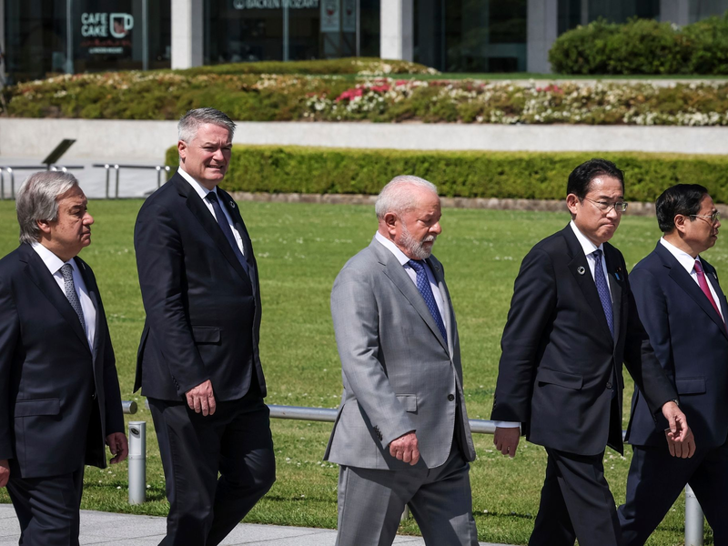Luiz Inacio Lula da Silva (M) mit anderen Gipfelteilnehmern beim G7-Treffen in Hiroshima. - Foto: Takashi Aoyama/Getty Images Pool via AP/dpa