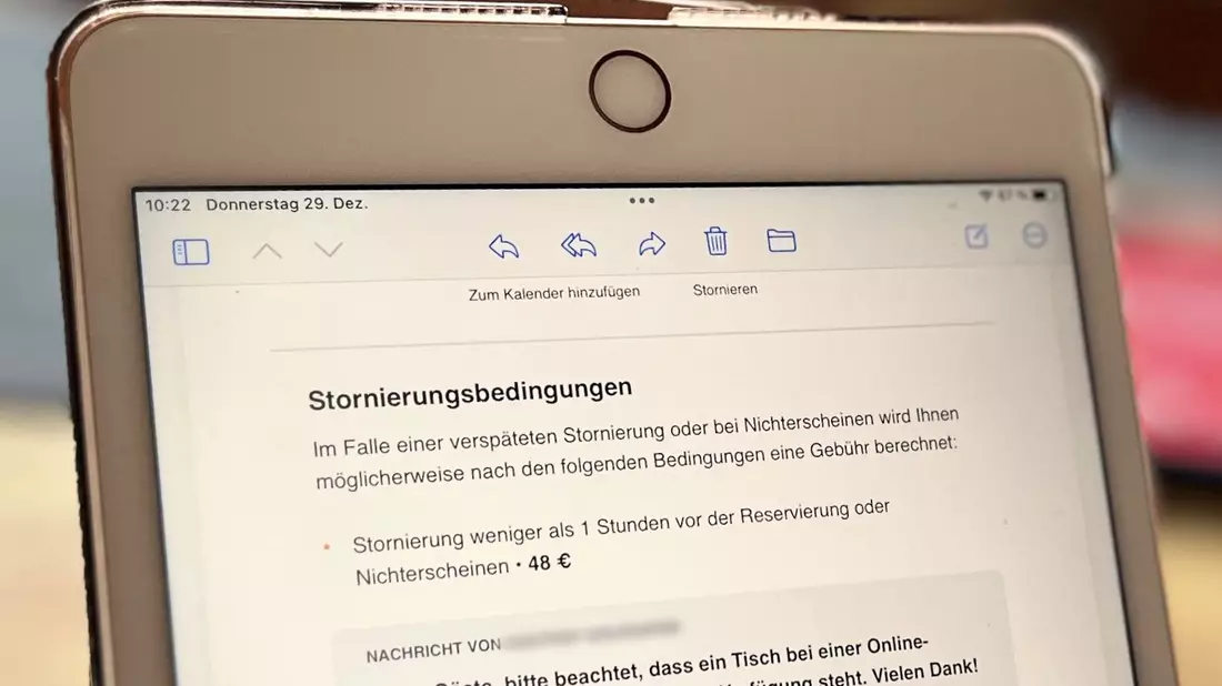 Im Rahmen einer Online-Reservierung in einem Restaurant wird auf die Stornierungsbedingungen hingewiesen. Demnach wird im Fall einer verspäteten Stornierung oder bei Nichterscheinen möglicherweise eine Gebühr von 48 Euro berechnet. - Bild: Kathrin Deckart/dpa