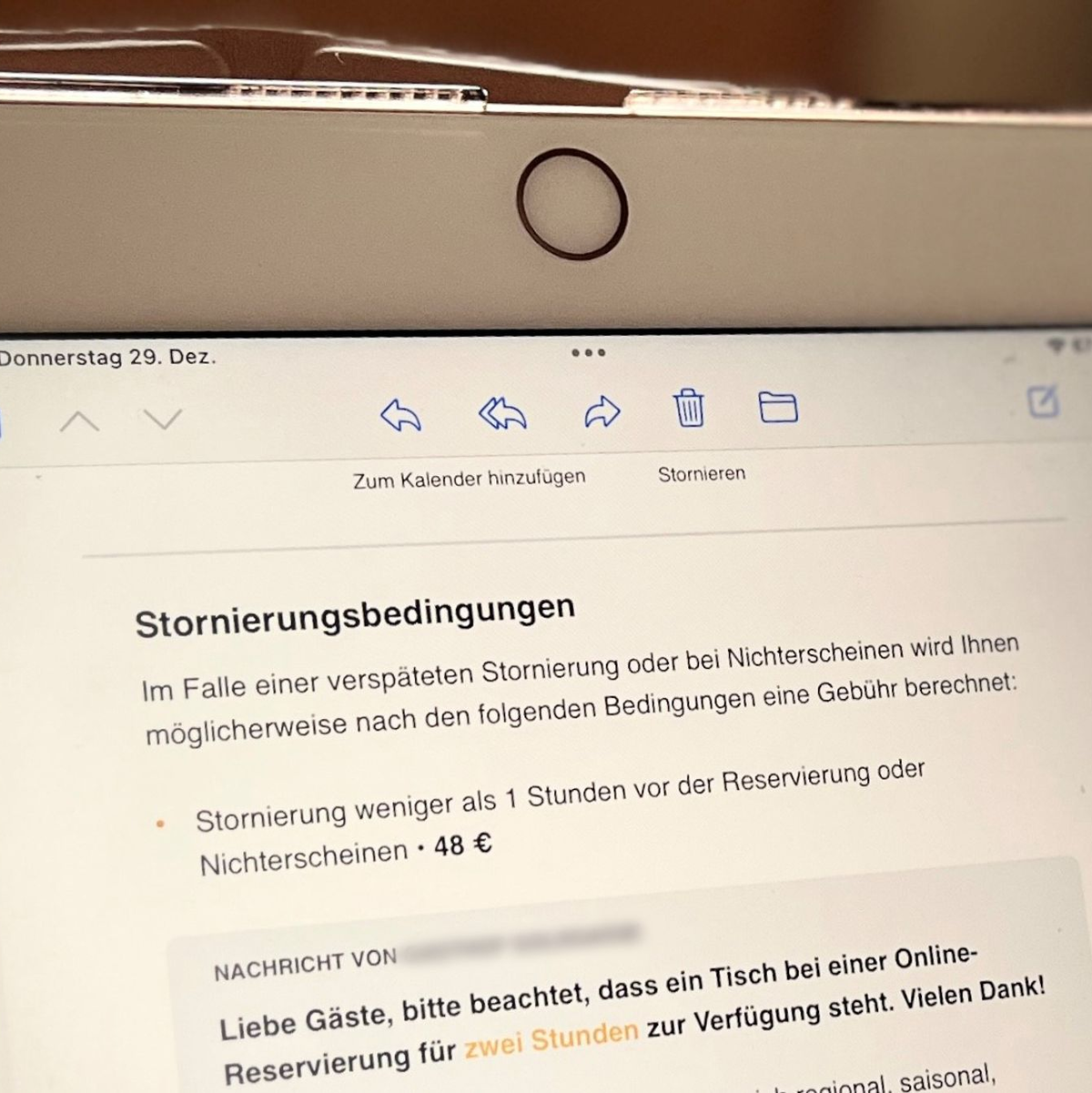 Im Rahmen einer Online-Reservierung in einem Restaurant wird auf die Stornierungsbedingungen hingewiesen. Demnach wird im Fall einer verspäteten Stornierung oder bei Nichterscheinen möglicherweise eine Gebühr von 48 Euro berechnet. - Foto: Kathrin Deckart/dpa