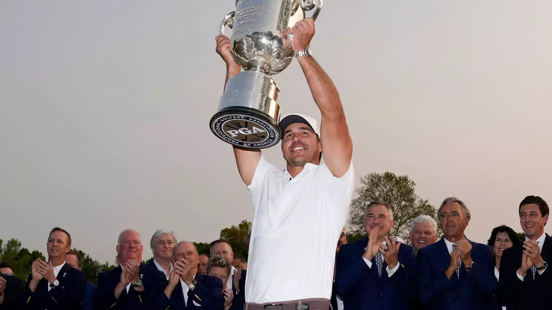 Brooks Koepka mit der Wanamaker-Trophäe nach seinem Sieg. - Bild: Seth Wenig/AP