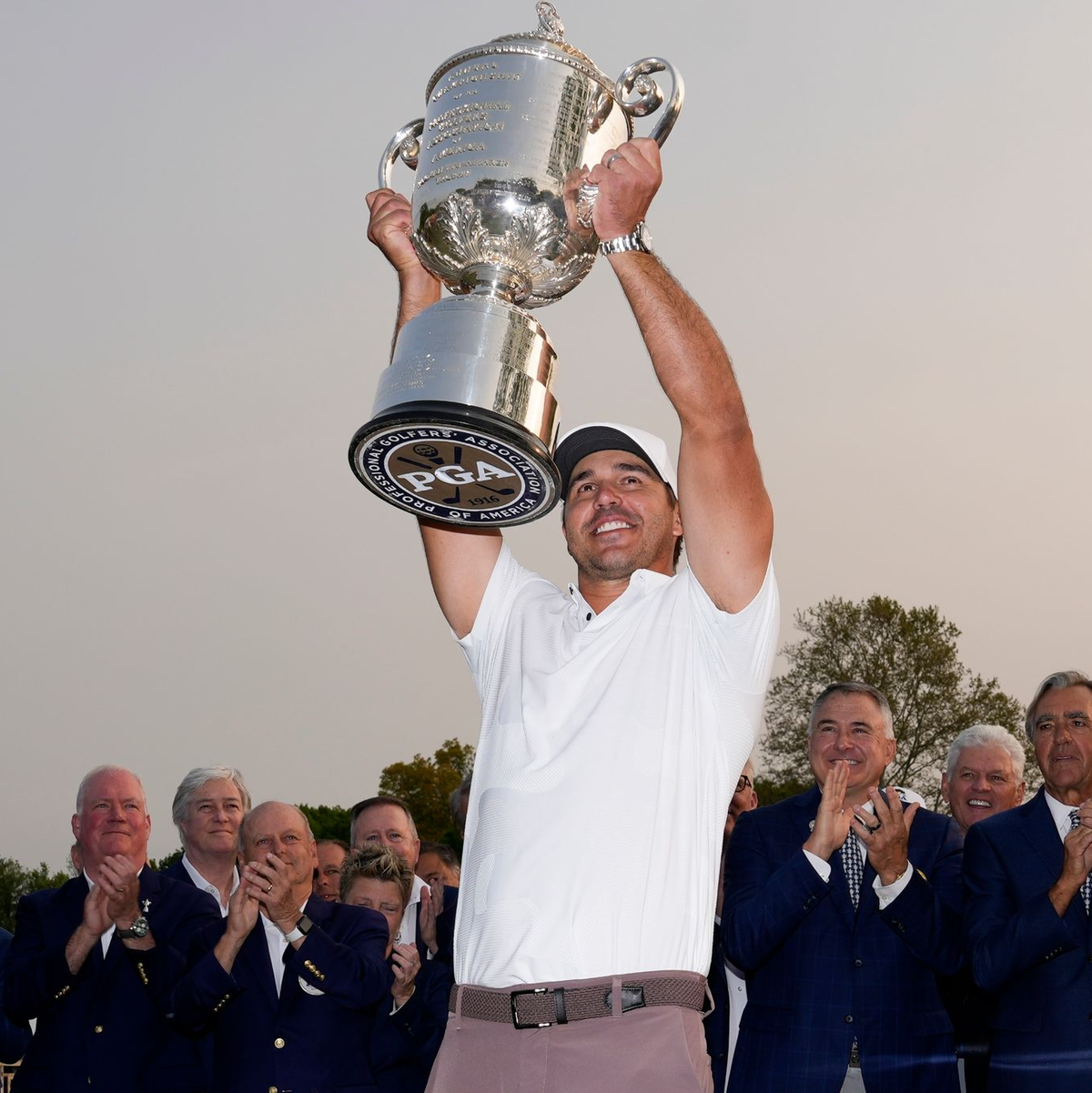 Brooks Koepka mit der Wanamaker-Trophäe nach seinem Sieg. - Foto: Seth Wenig/AP