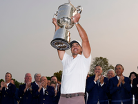 Brooks Koepka mit der Wanamaker-Trophäe nach seinem Sieg. - Foto: Seth Wenig/AP