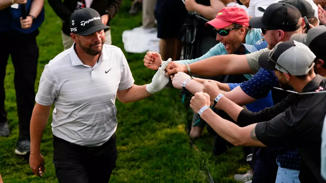 Michael Block wird von den Golf-Fans gefeiert. - Bild: Seth Wenig/AP