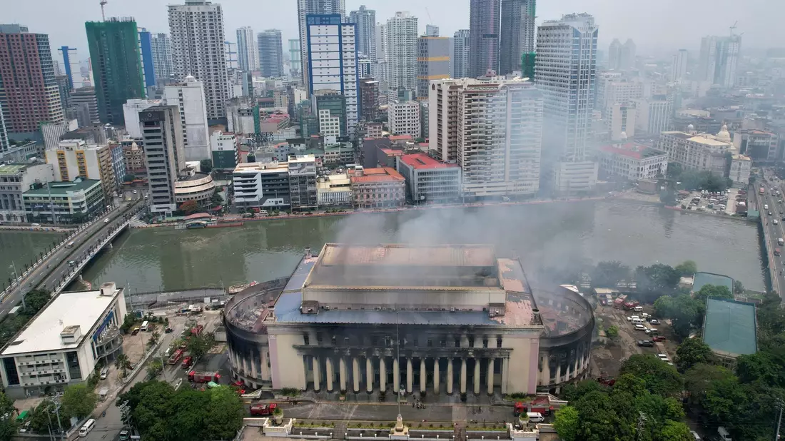 Ein verheerendes Feuer hat das historische Gebäude des Hauptpostamts der philippinischen Hauptstadt Manila zerstört. - Bild: Aaron Favila/AP/dpa