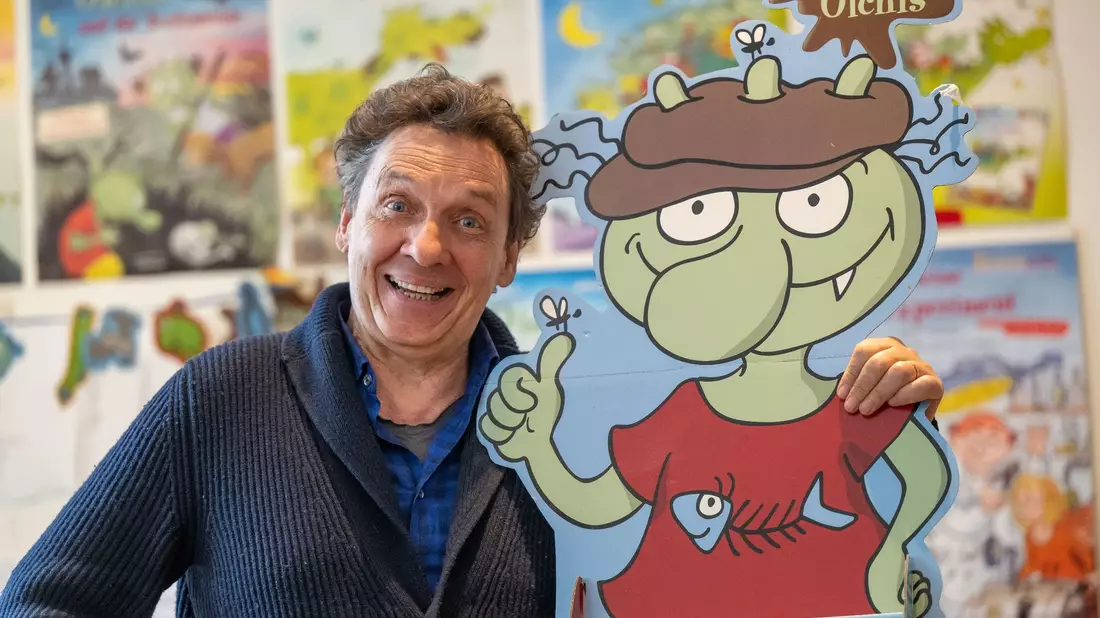 Der Kinderbuchautor und Illustrator Erhard Dietl ist der Autor der «Olchis»-Bücher. - Bild: Peter Kneffel/dpa