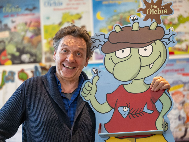 Der Kinderbuchautor und Illustrator Erhard Dietl ist der Autor der «Olchis»-Bücher. - Foto: Peter Kneffel/dpa