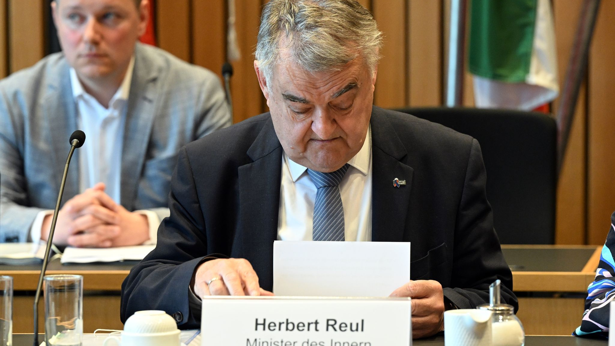 NRW-Innenminister Herbert Reul in der Sitzung des Innenausschusses in Düsseldorf. - Foto: Federico Gambarini/dpa