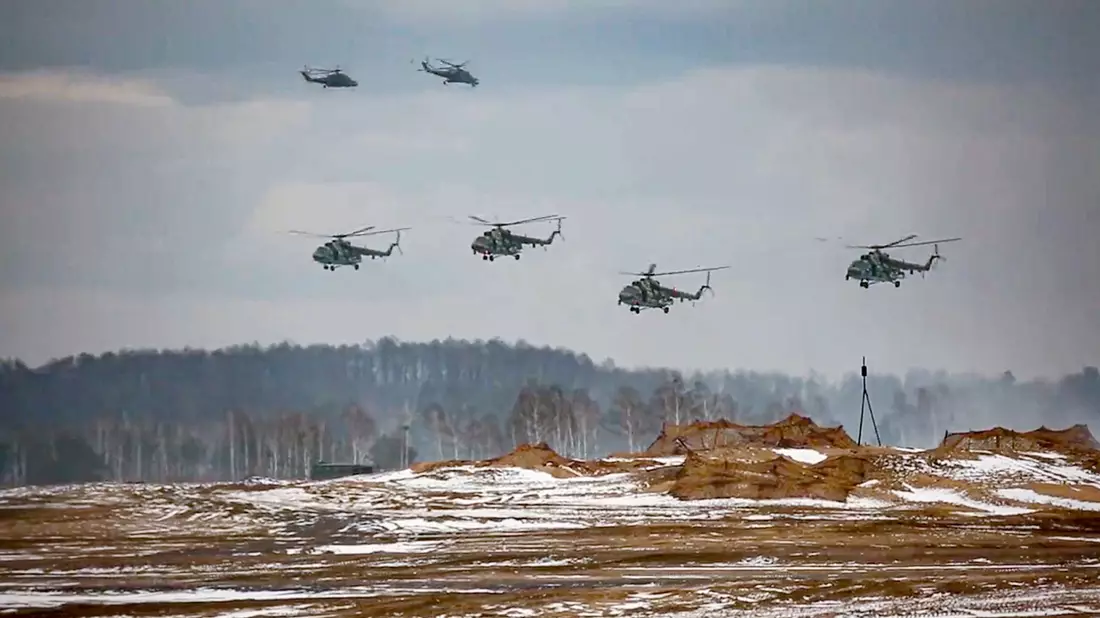Russische Militärhubschrauber bei einer Militärübung in Belarus. - Bild: --/Russian Defense Ministry Press Service/AP/dpa