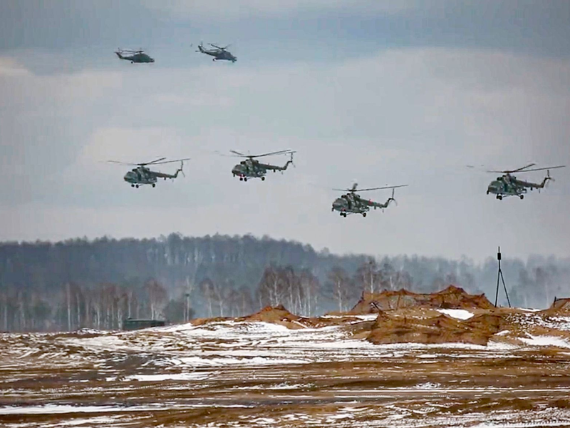 Russische Militärhubschrauber bei einer Militärübung in Belarus. - Foto: --/Russian Defense Ministry Press Service/AP/dpa