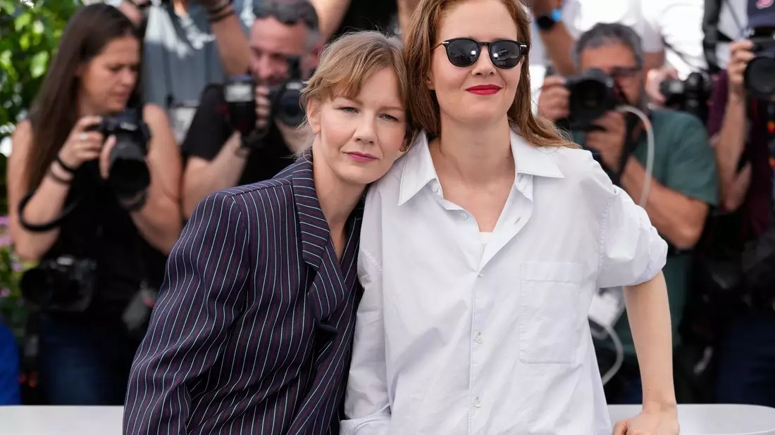 Schauspielerin Sandra Hüller (l) mit Regisseurin Justine Triet in Cannes. - Bild: Scott Garfitt/Invision/AP/dpa