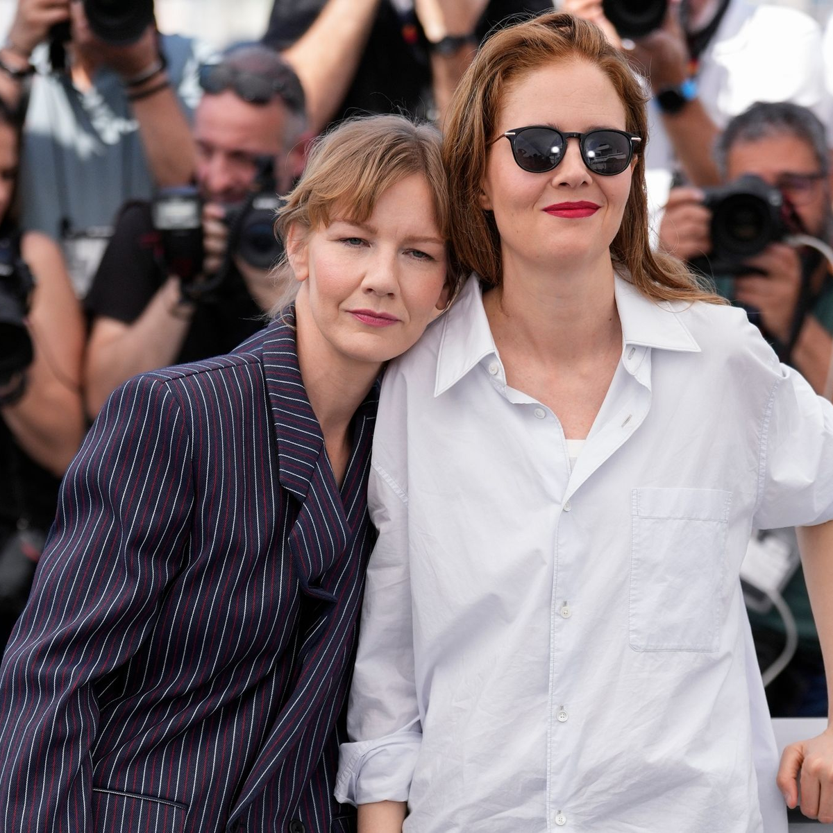 Schauspielerin Sandra Hüller (l) mit Regisseurin Justine Triet in Cannes. - Foto: Scott Garfitt/Invision/AP/dpa