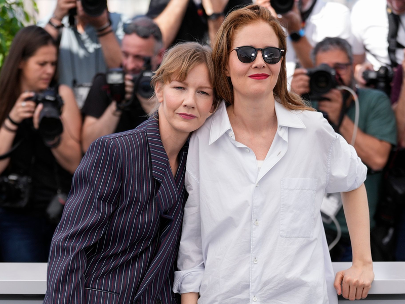 Schauspielerin Sandra Hüller (l) mit Regisseurin Justine Triet in Cannes. - Foto: Scott Garfitt/Invision/AP/dpa