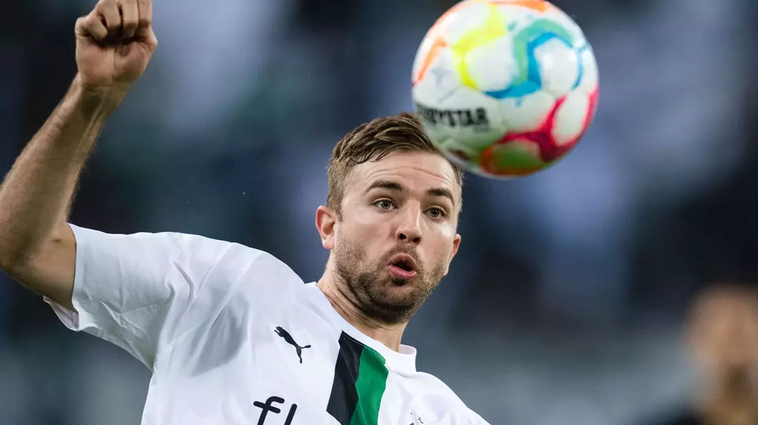 Der Gladbacher Christoph Kramer stellt sich hinter den Trainer. - Bild: Marius Becker/dpa