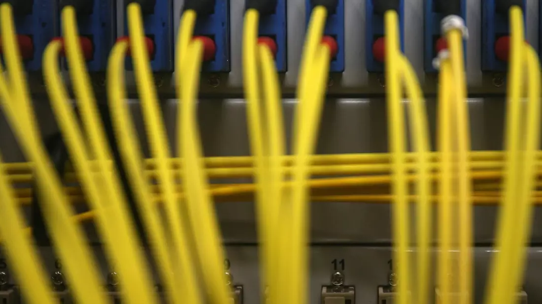 Auch wenn die Breitbandverbindung in Deutschland häufiger stockt, ist die Nachfrage nach superschnellen Gigabit-Verbindungen verhalten. - Bild: Oliver Berg/dpa