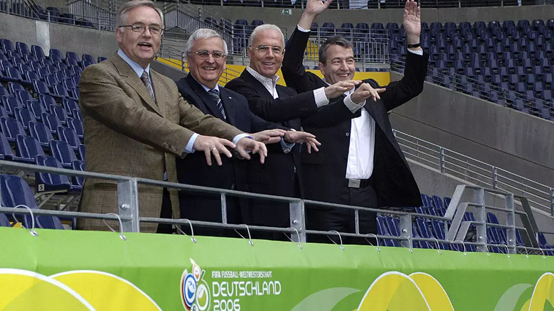 Das Präsidium des WM-2006-OK im Jahr 2005: Horst R. Schmidt, Theo Zwanziger, Franz Beckenbauer und Wolfgang Niersbach (l-r). - Bild: Kunz/Fotoagentur Kunz/dpa