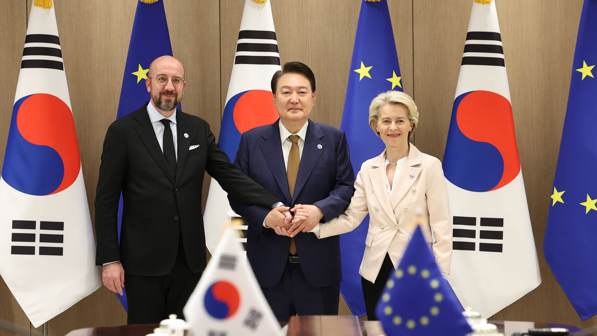 EU-Ratspräsident Charles Michel (l-r), Südkoreas Präsident Yoon Suk Yeol und EU-Kommissionspräsidentin Ursula von der Leyen zeigen Einigkeit. - Foto: ---/YNA/dpa