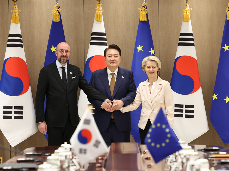 EU-Ratspräsident Charles Michel (l-r), Südkoreas Präsident Yoon Suk Yeol und EU-Kommissionspräsidentin Ursula von der Leyen zeigen Einigkeit. - Foto: ---/YNA/dpa