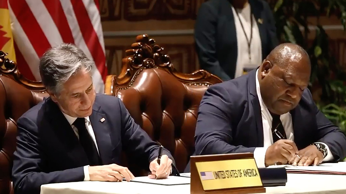 US-Außenminister Antony Blinken (l) und Premierminister James Marape unterzeichnen die Verteidigungskooperation. - Foto: Uncredited/Australian Broadcasting Corp./AP/dpa