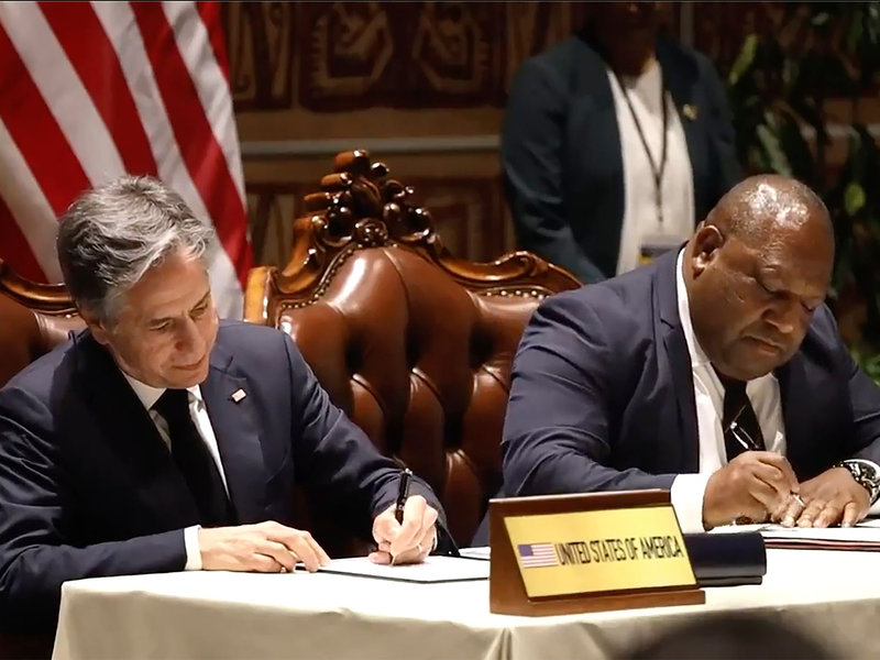 US-Außenminister Antony Blinken (l) und Premierminister James Marape unterzeichnen die Verteidigungskooperation. - Foto: Uncredited/Australian Broadcasting Corp./AP/dpa