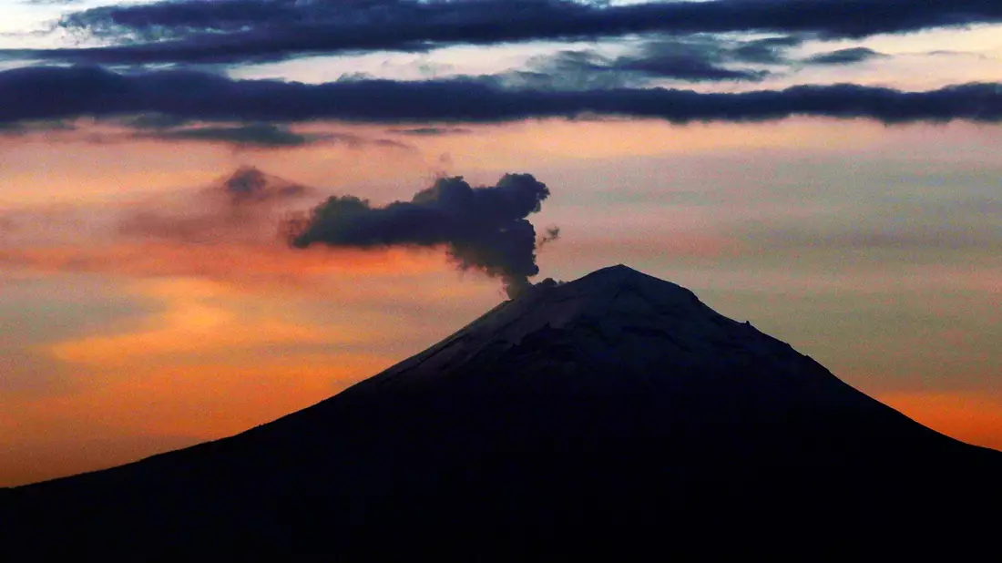 Der Popocatépetl - hier ein Foto aus dem Jahr 2019 - zählt zu den aktivsten Vulkanen Mexikos. - Bild: Marco Ugarte/AP/dpa