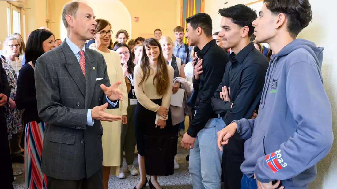 Prinz Edward im Gespräch mit Schülern der Schule am Schillerpark in Berlin-Wedding. - Bild: Bernd von Jutrczenka/dpa