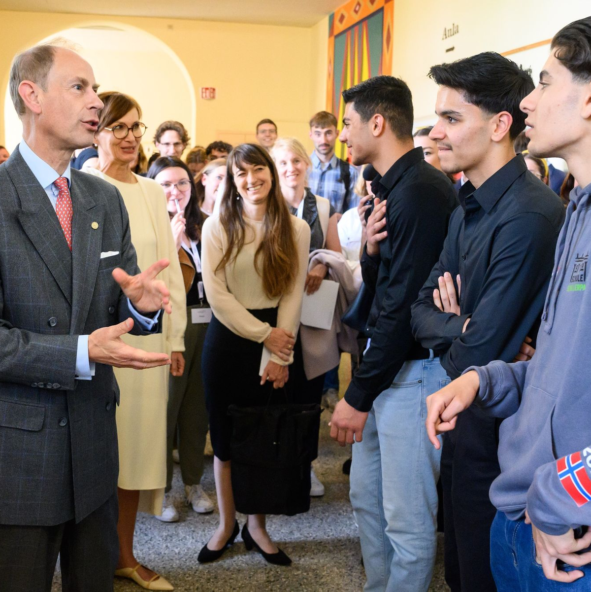 Prinz Edward im Gespräch mit Schülern der Schule am Schillerpark in Berlin-Wedding. - Foto: Bernd von Jutrczenka/dpa